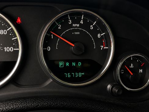 Used 2016 Jeep Wrangler Unlimited Rubicon w/ Connectivity Group AWD/4WD image 12