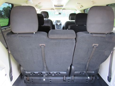 Used 2016 Chrysler Town & Country Touring FWD image 2