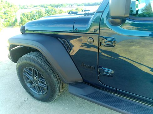 Used 2025 Jeep Wrangler Unlimited Sport AWD/4WD image 10