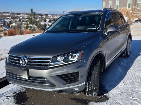 Used 2016 Volkswagen Touareg Sport image 1