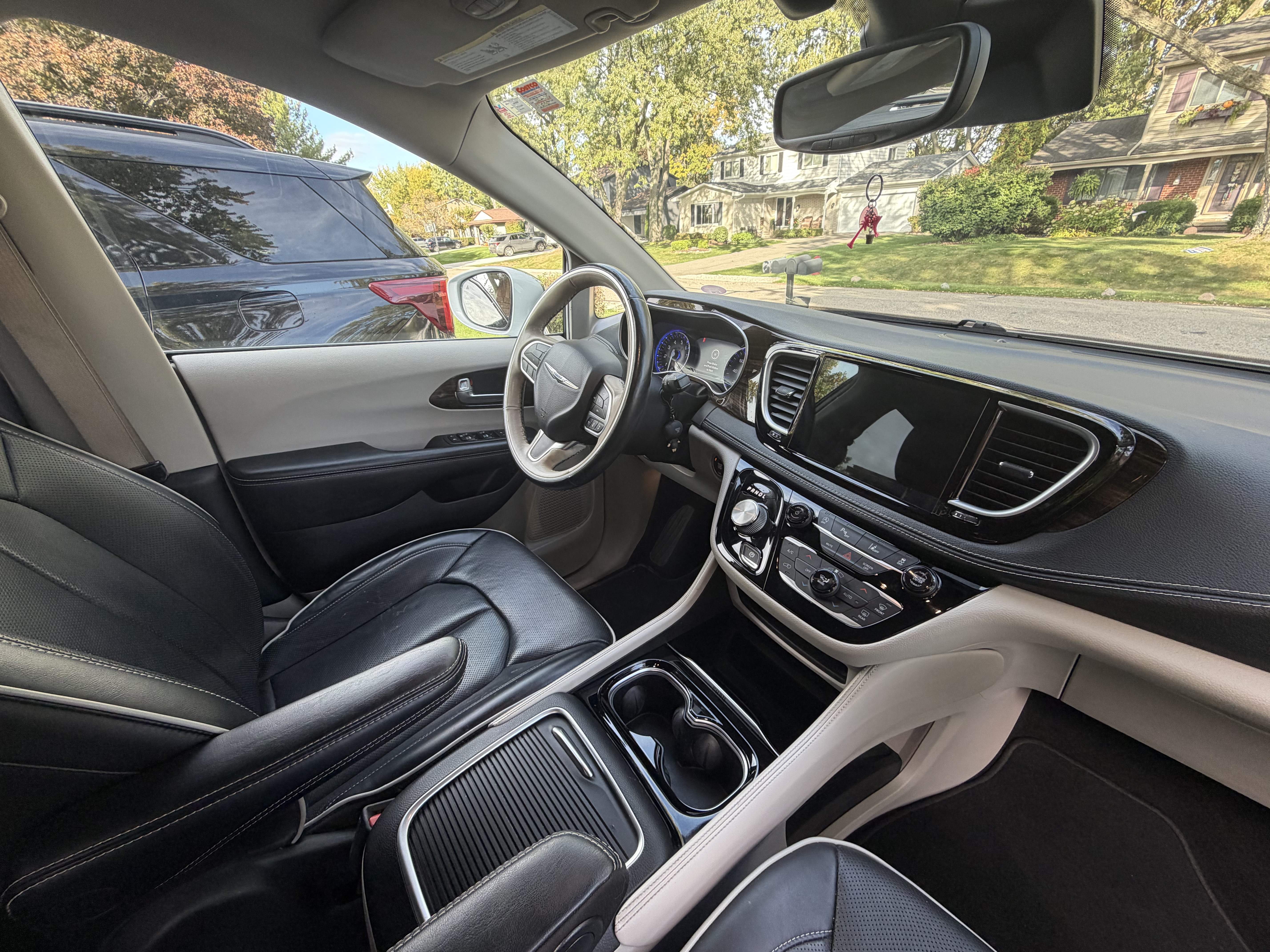 Used 2021 Chrysler Pacifica Limited AWD/4WD image 9