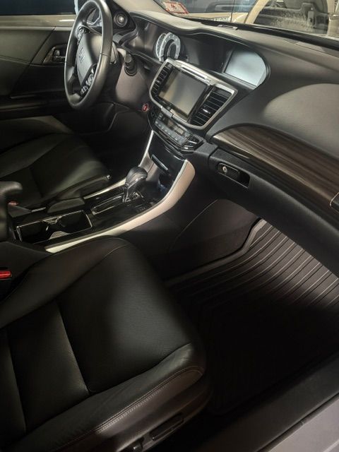 Used 2017 Honda Accord Touring image 12