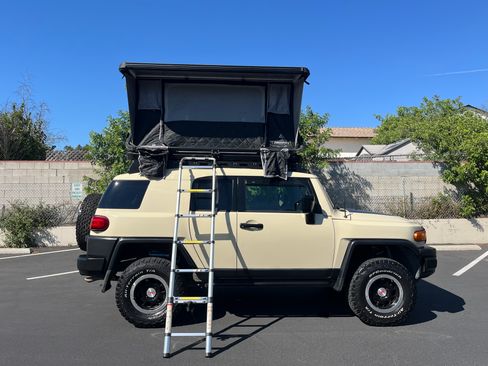 Used 2010 Toyota FJ Cruiser Sport Utility 2D image 1