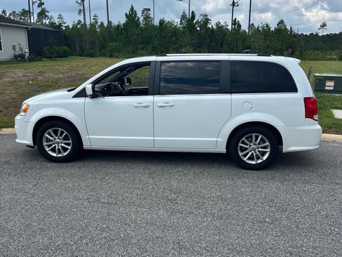Used 2019 Dodge Grand Caravan SXT FWD image 2