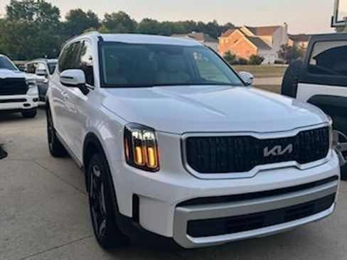 Used 2025 Kia Telluride EX w/ EX Captain's Chair Package image 1