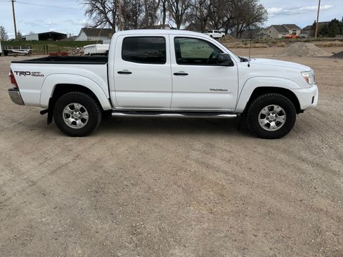 Used 2015 Toyota Tacoma 4x4 Double Cab w/ TRD Off-Road Package image 4