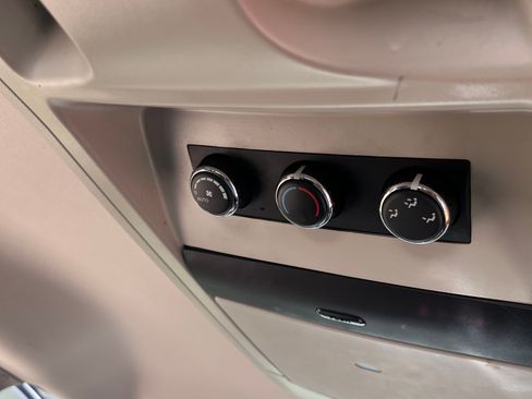 Used 2013 Chrysler Town & Country Touring-L w/ Driver Convenience Group image 20