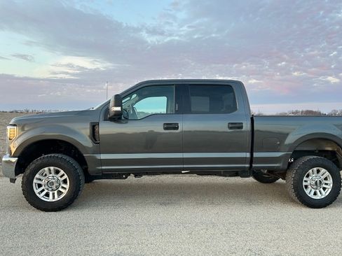 Used 2018 Ford F250 XLT image 2