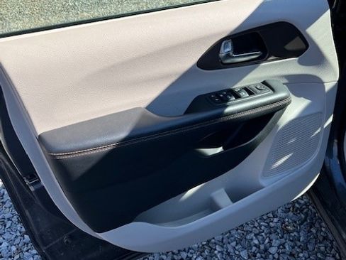 Used 2019 Chrysler Pacifica Touring-L image 8