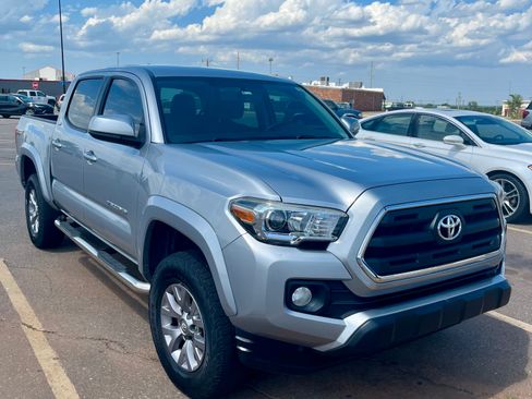 Used 2017 Toyota Tacoma SR5 w/ Tow Package RWD image 1