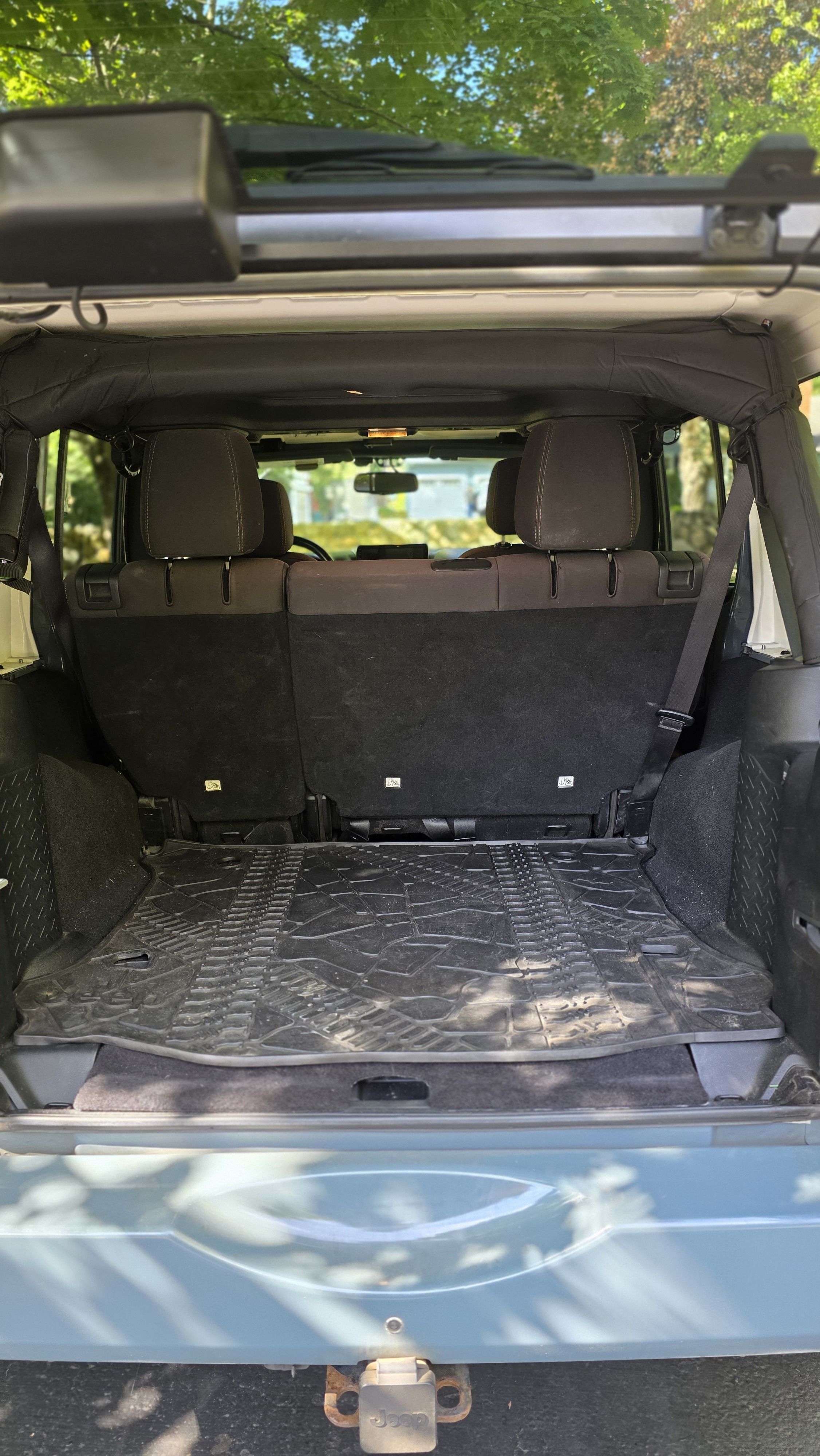 Used 2015 Jeep Wrangler Unlimited Sahara w/ Connectivity Group AWD/4WD image 14