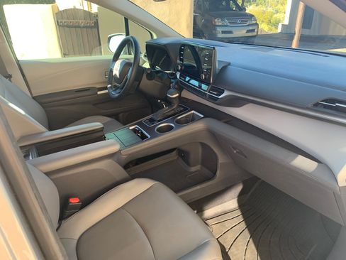 Used 2021 Toyota Sienna XLE image 12