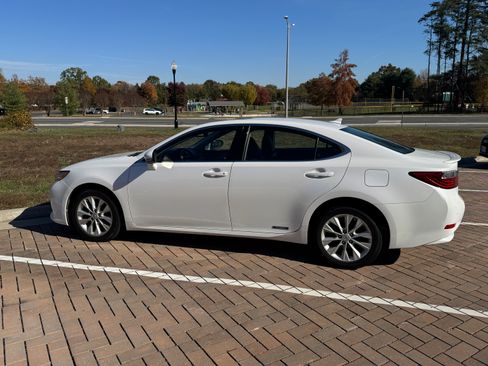 Used 2014 Lexus ES 300h image 2
