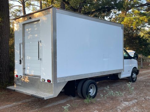 Used 2016 Chevrolet Express 4500 Cutaway Van 2D image 4