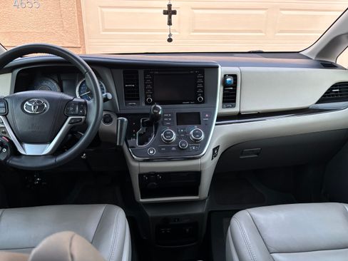 Used 2018 Toyota Sienna XLE w/ XLE Navigation Package image 11