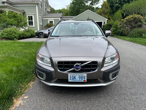 Used 2011 Volvo XC70 T6 AWD/4WD image 2
