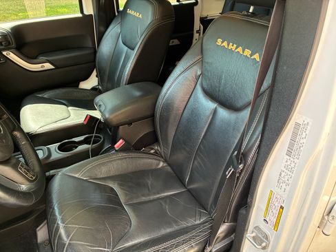 Used 2013 Jeep Wrangler Unlimited Sahara w/ Connectivity Group AWD/4WD image 18