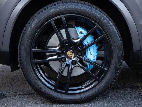 Used 2022 Porsche Cayenne Platinum Edition image 10