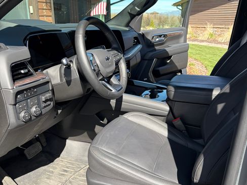 Used 2025 Chevrolet Tahoe Z71 w/ Z71 Off-Road Package AWD/4WD image 24