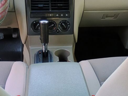 Used 2006 Ford Explorer XLT image 13