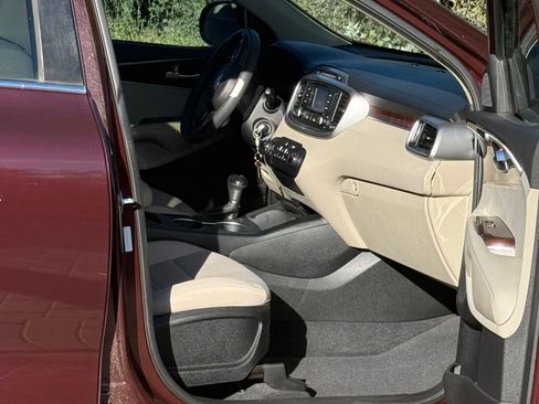 Used 2017 Kia Sorento LX Sport Utility 4D image 8