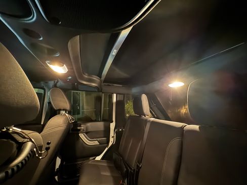 Used 2017 Jeep Wrangler Unlimited Sahara w/ Connectivity Group image 30