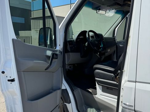 Used 2014 Mercedes-Benz Sprinter 2500 image 21