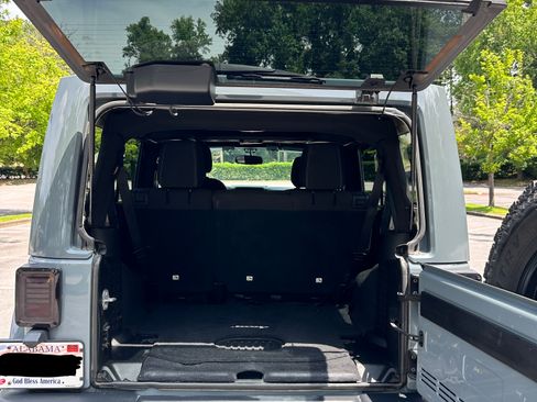 Used 2015 Jeep Wrangler Unlimited Sahara w/ Connectivity Group AWD/4WD image 15