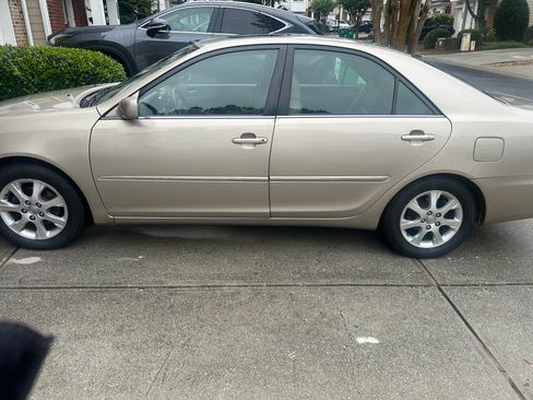 Used 2005 Toyota Camry XLE FWD image 2