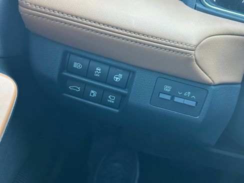 Used 2020 Toyota Avalon Limited image 10