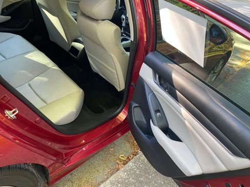 Used 2018 Honda Accord LX image 13