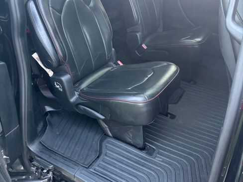 Used 2020 Chrysler Pacifica Limited FWD image 8