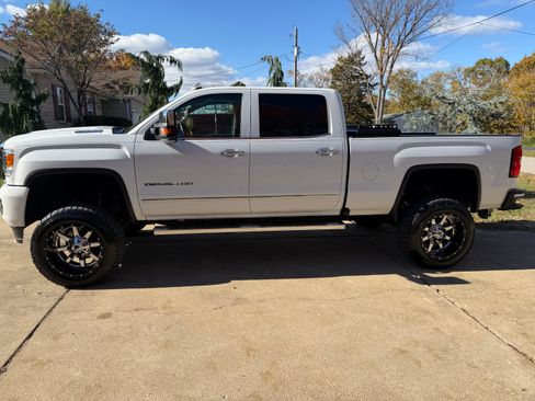 Used 2017 GMC Sierra 2500 Denali w/ Duramax Plus Package AWD/4WD image 1