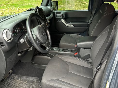 Used 2018 Jeep Wrangler Unlimited Sahara w/ Dual Top Group image 10