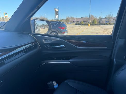 Used 2022 Cadillac Escalade Luxury w/ LPO, Illumination Package image 25