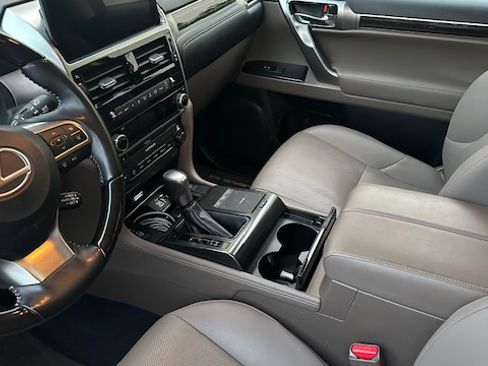 Used 2023 Lexus GX 460 Premium w/ Premium Package image 10
