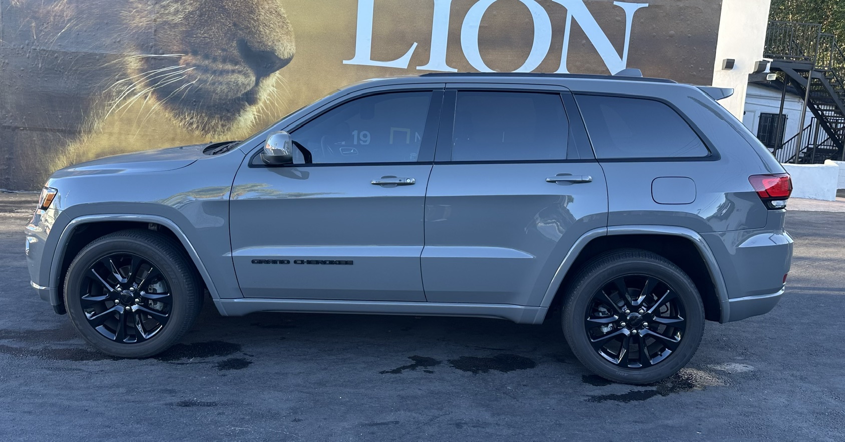 Used 2021 Jeep Grand Cherokee Laredo X RWD image 2