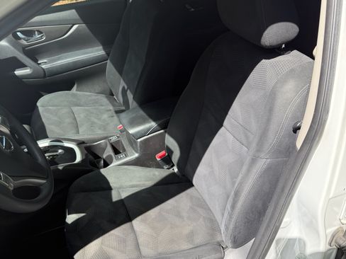 Used 2015 Nissan Rogue SV w/ SV Premium Package image 16