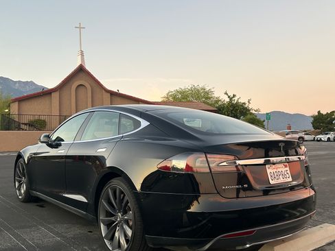 Used 2014 Tesla Model S Sedan 4D image 5