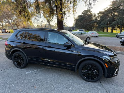 Used 2022 Volkswagen Tiguan SE R-Line image 8