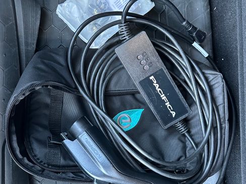 Used 2025 Chrysler Pacifica Select image 29