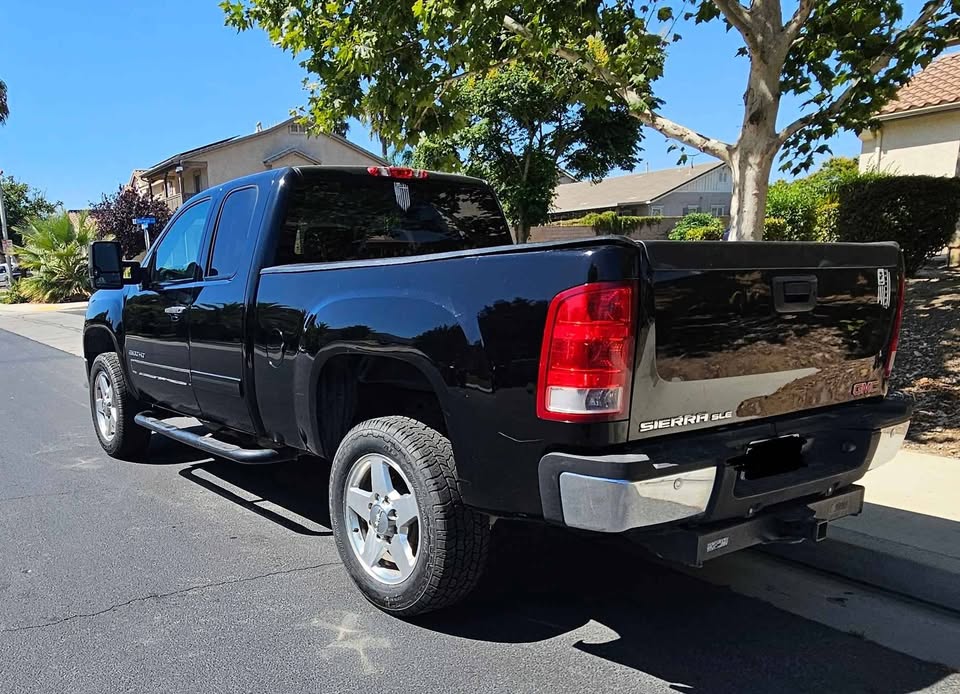Used 2011 GMC Sierra 2500 SLE w/ SLE Preferred Package RWD image 2