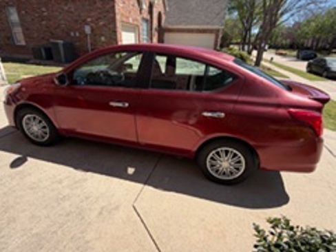 Used 2016 Nissan Versa SV image 1