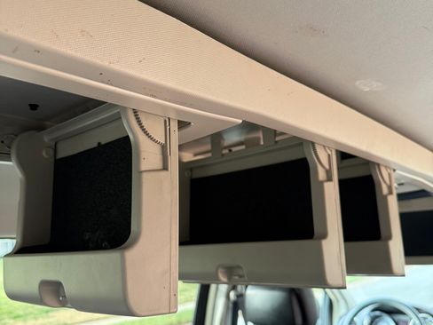 Used 2015 Chrysler Town & Country Touring image 20