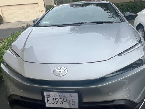 Used 2025 Toyota Prius XLE image 1