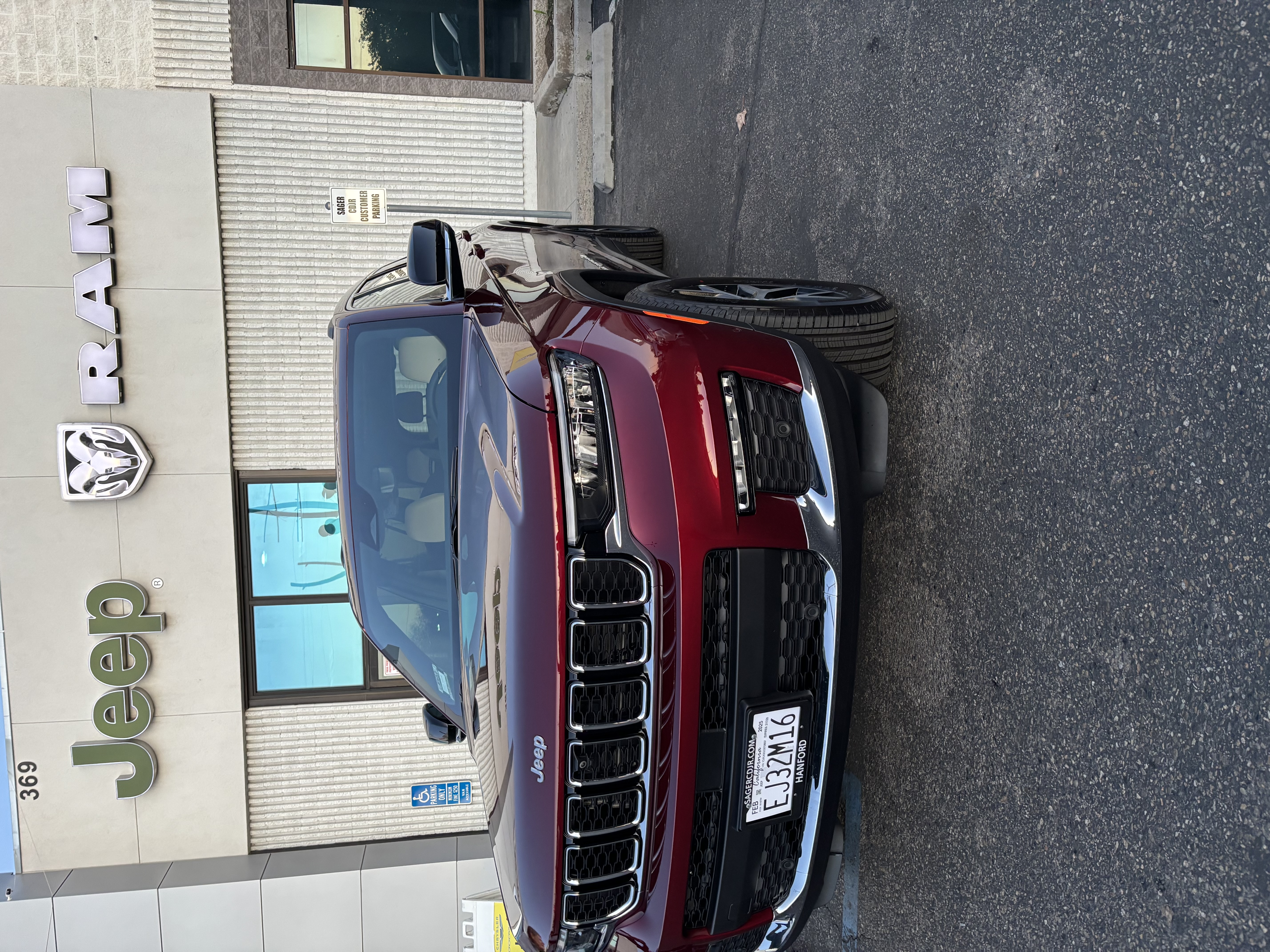 Used 2025 Jeep Grand Cherokee L Limited w/ Luxury Tech Group II AWD/4WD image 2