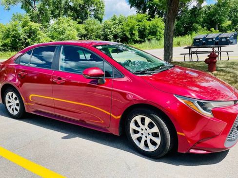 Used 2022 Toyota Corolla LE image 2