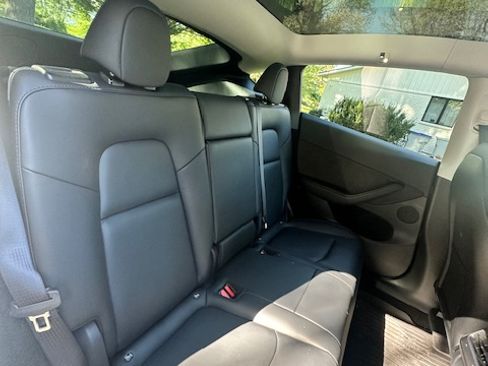 Used 2022 Tesla Model Y Long Range image 10