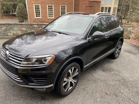 Used 2017 Volkswagen Touareg Wolfsburg Edition image 4