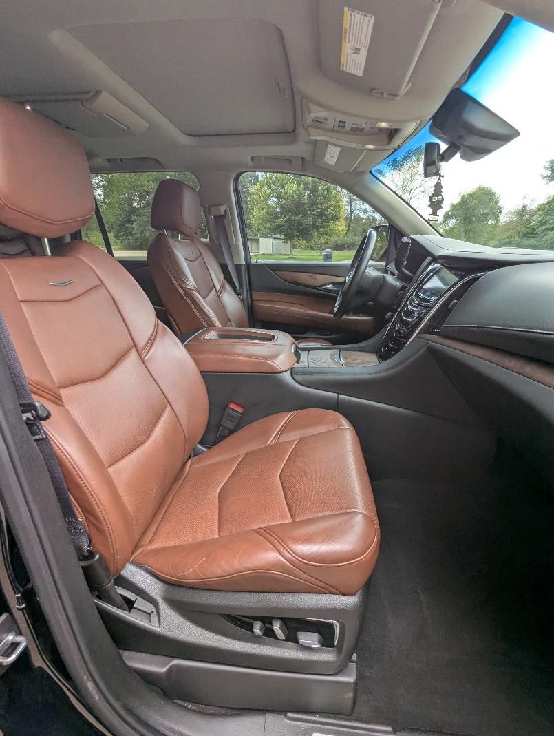 Used 2017 Cadillac Escalade Premium Luxury AWD/4WD image 5